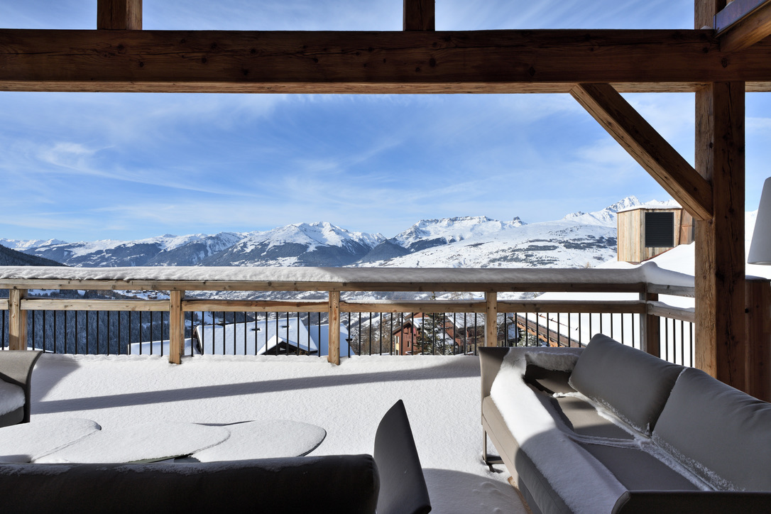 Vue panoramique depuis la terrasse du 3e étage d'Epicime Lodge, salon extérieur face à la vallée