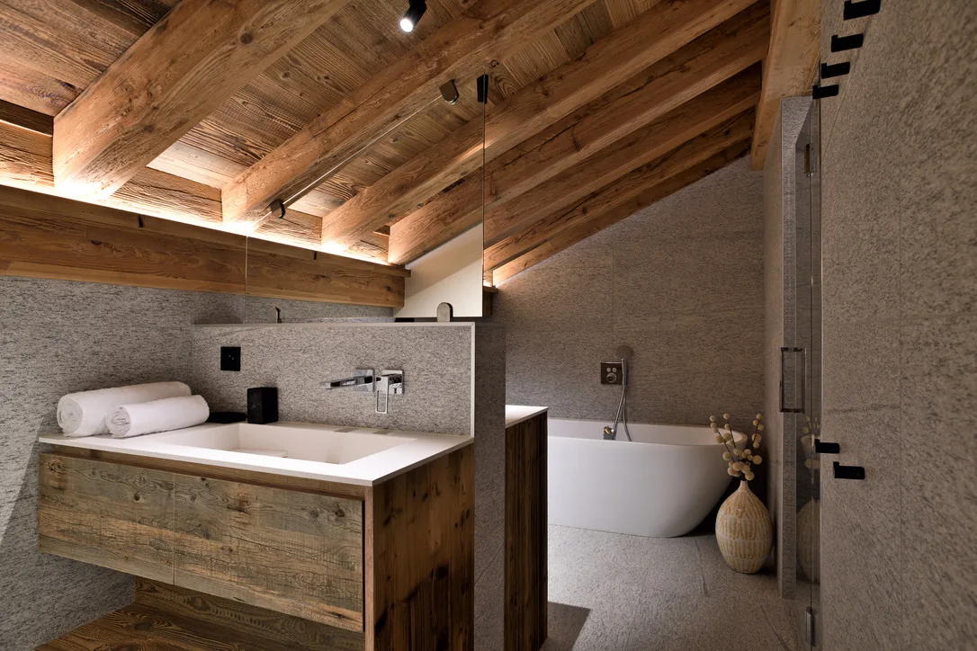 Salle de bain avec baignoire à Epicime Lodge, Peisey-Vallandry