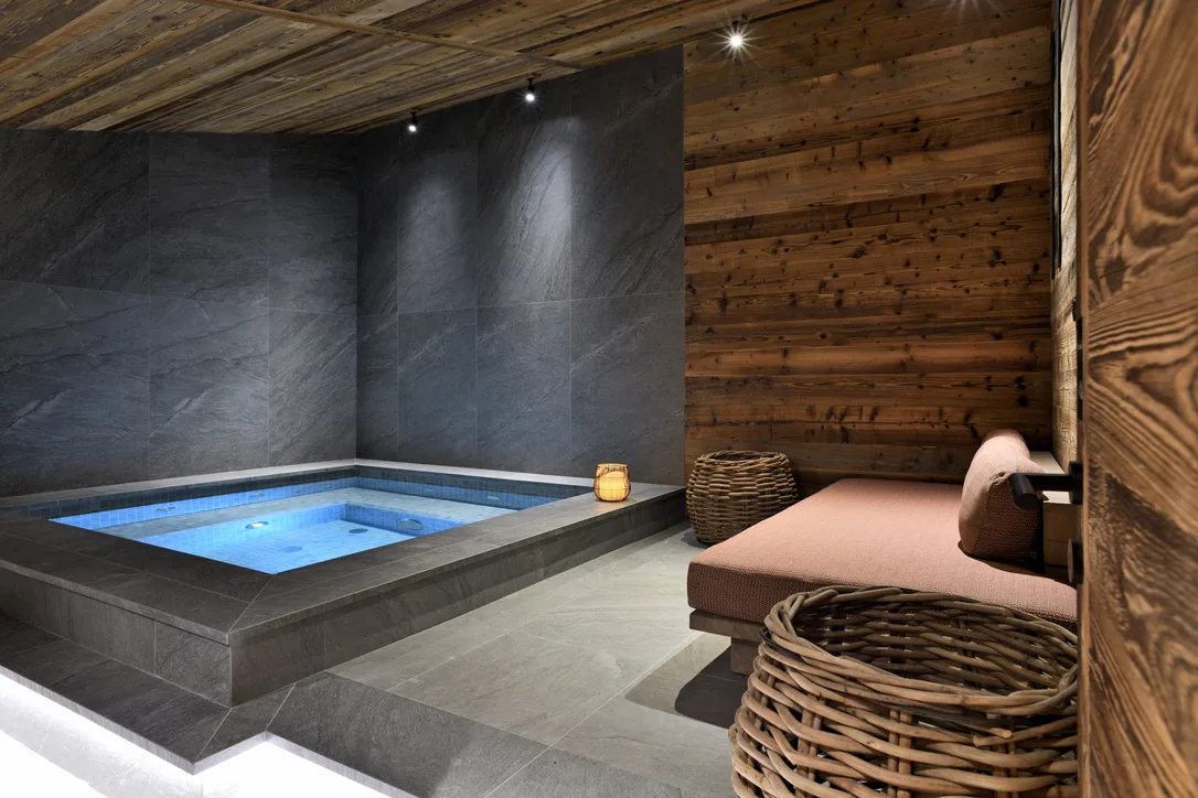 Jacuzzi intérieur du spa à Epicime Lodge, Peisey-Vallandry