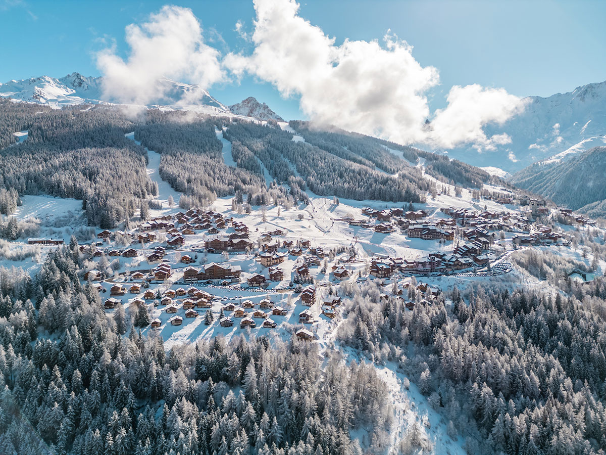 Vue aérienne du village de Peisey-Vallandry dans les Alpes françaises