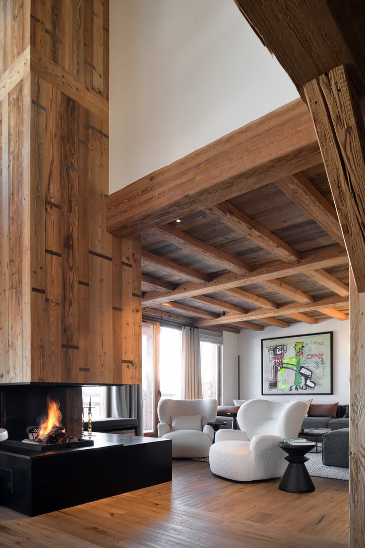 Salon et cheminée centrale, vue générale à Epicime Lodge, Peisey-Vallandry