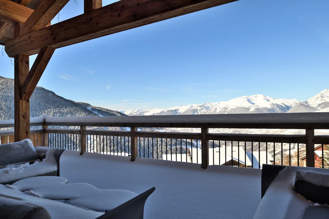 Grand salon avec cheminée, vue générale à Epicime Lodge, Peisey-Vallandry