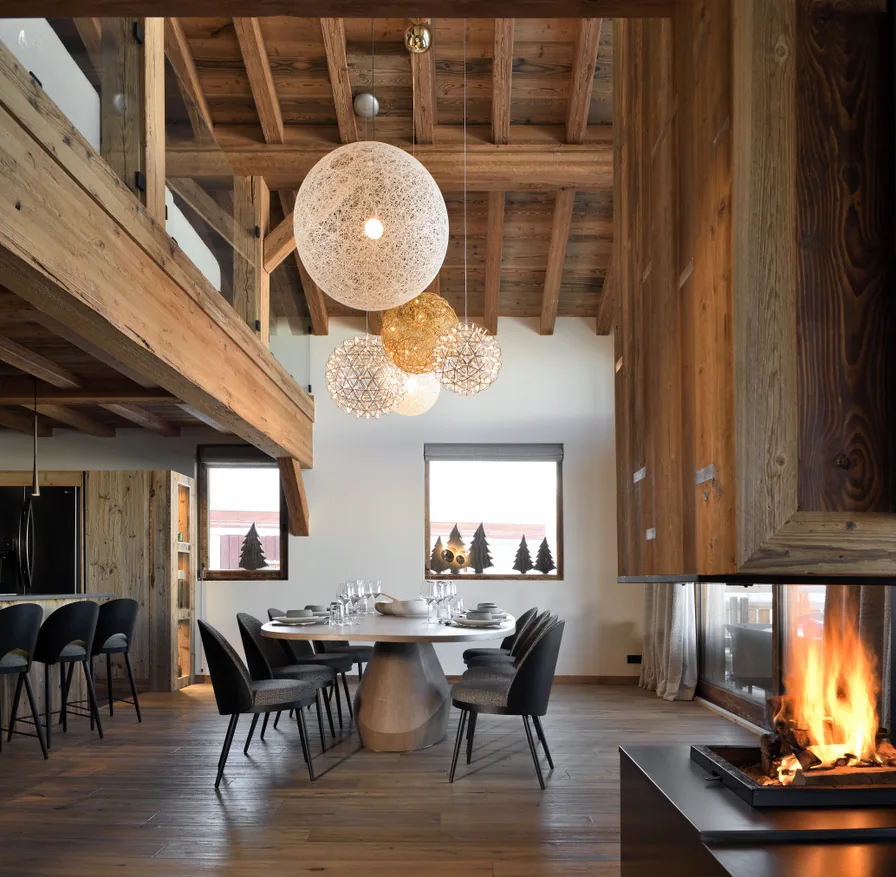 Espace repas et cheminée à Epicime Lodge, Peisey-Vallandry