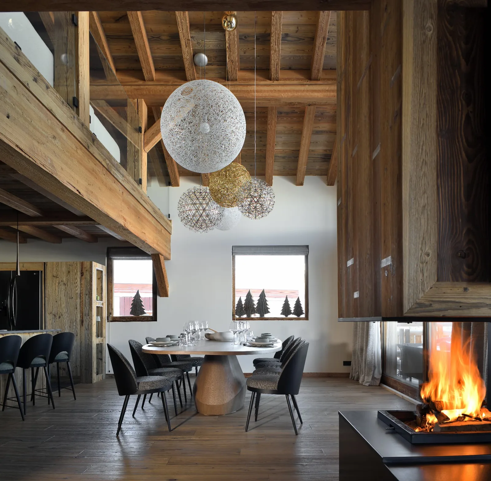 Cuisine contemporaine en bois, vue générale à Epicime Lodge, Peisey-Vallandry