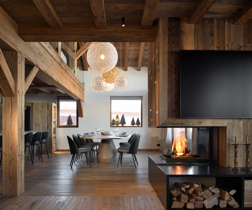 Salle à manger sous la charpente, perspective latérale à Epicime Lodge, Peisey-Vallandry