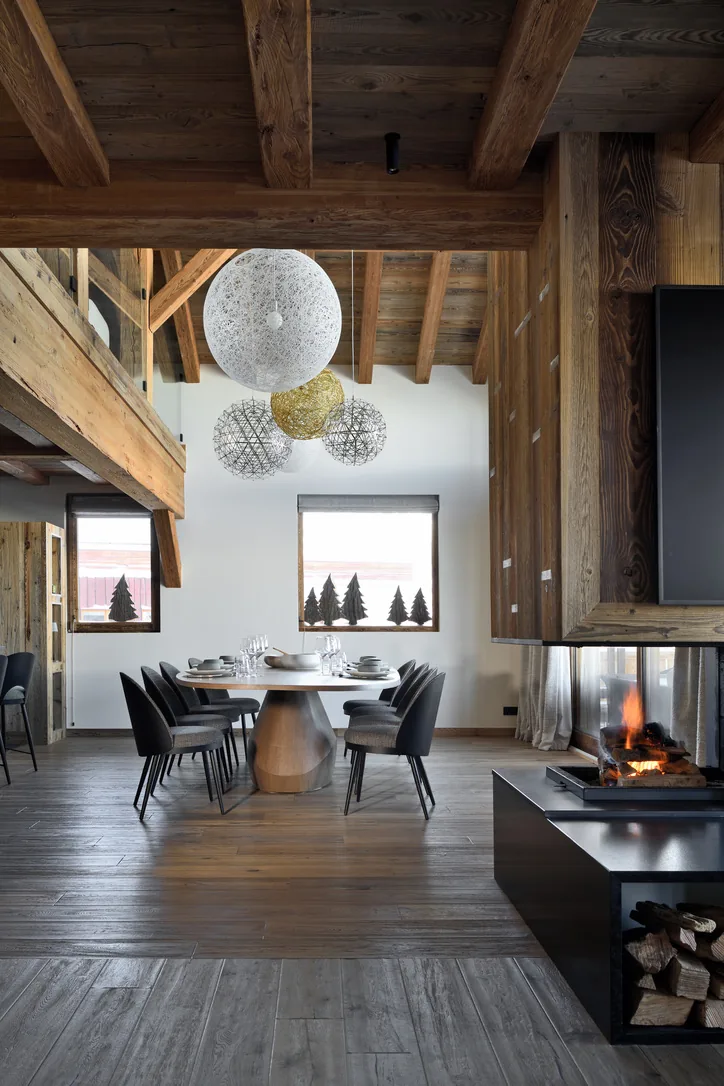 Salle à manger sous la charpente à Epicime Lodge, Peisey-Vallandry
