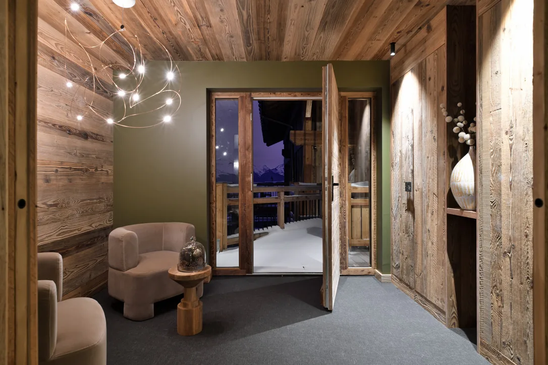 Chambre king size sous plafond en bois à Epicime Lodge, Peisey-Vallandry