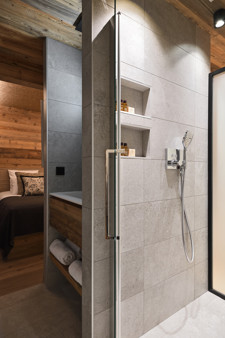 Salle de bain privative du 1er étage : douche à l'italienne en pierre claire et paroi vitrée