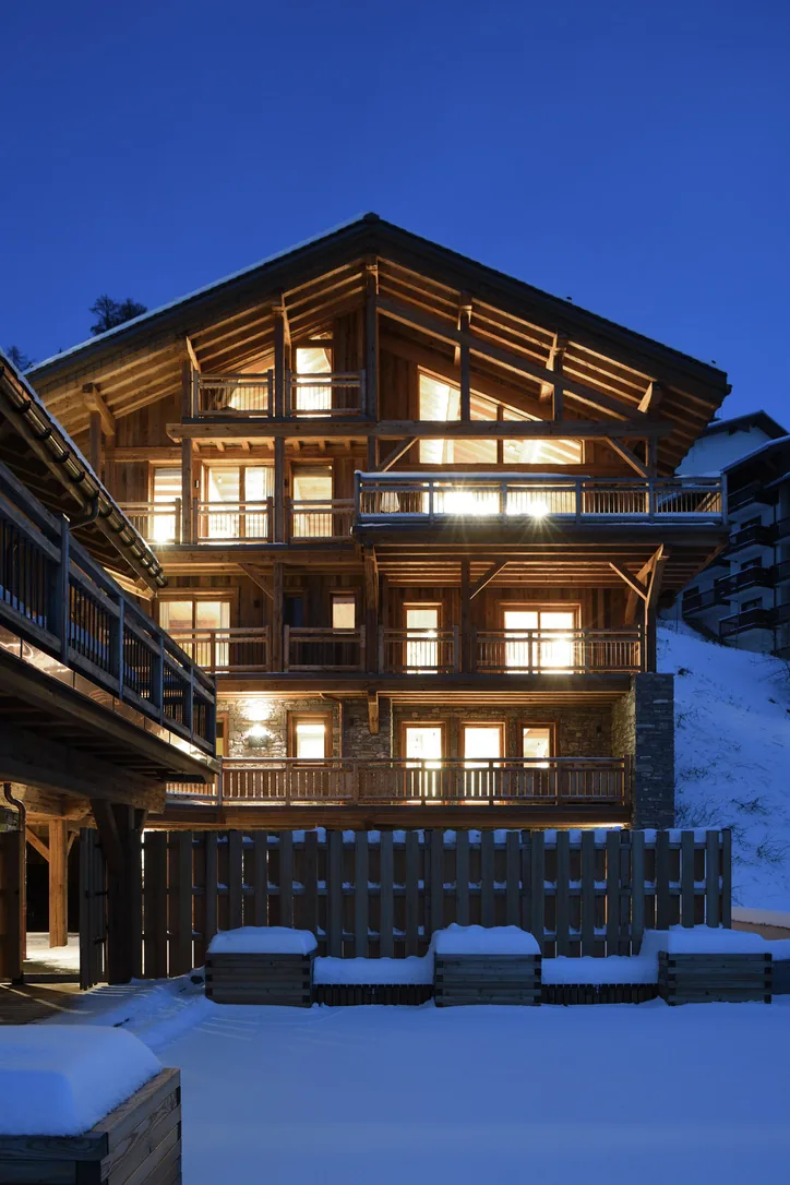 Chalet illuminé au crépuscule à Epicime Lodge, Peisey-Vallandry