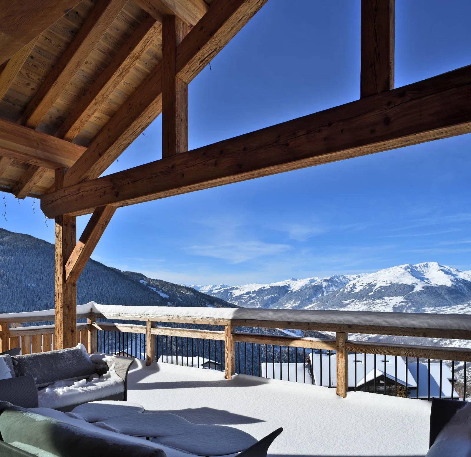 Salon et cheminée centrale, perspective latérale à Epicime Lodge, Peisey-Vallandry