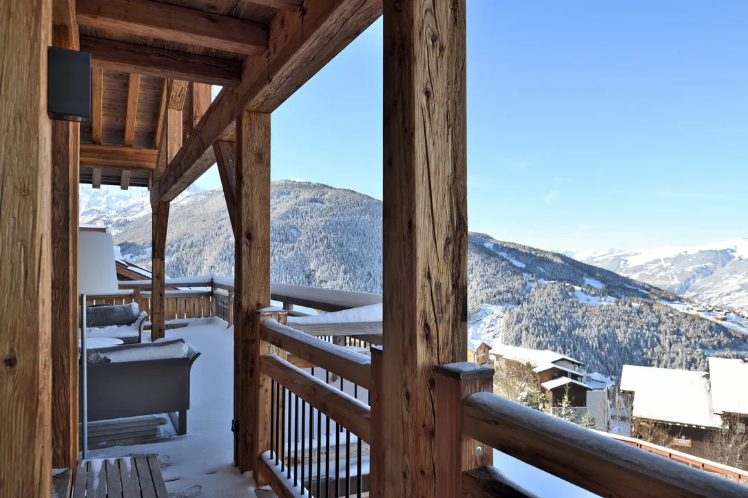 Espace repas et cheminée, vue générale à Epicime Lodge, Peisey-Vallandry