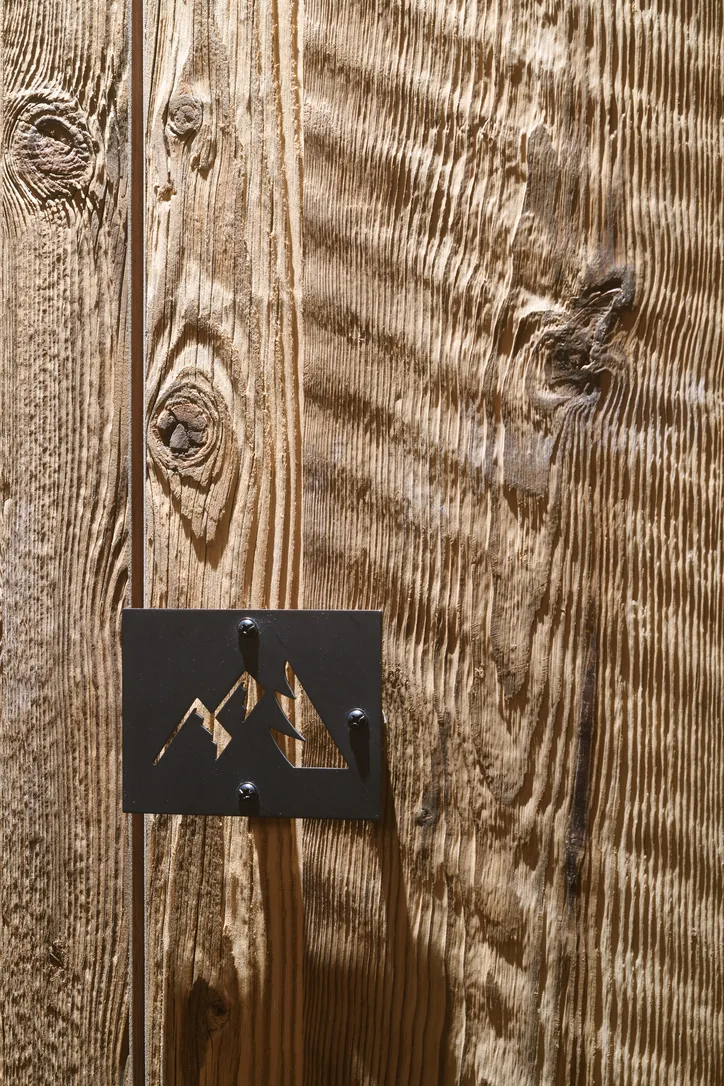 Détail de porte en bois à Epicime Lodge, Peisey-Vallandry