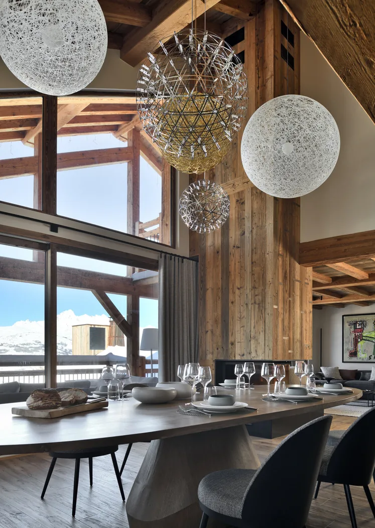 Grand salon avec cheminée, perspective latérale à Epicime Lodge, Peisey-Vallandry