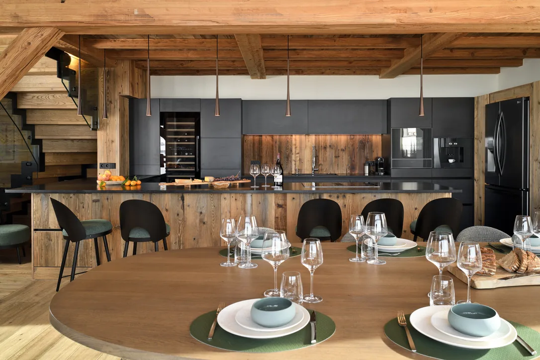Cuisine ouverte du chalet, vue générale à Epicime Lodge, Peisey-Vallandry