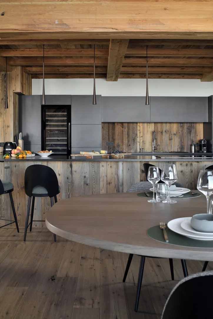 Cuisine contemporaine en bois à Epicime Lodge, Peisey-Vallandry