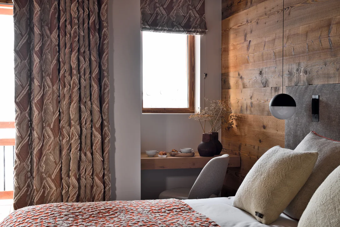 Chambre avec tête de lit minérale à Epicime Lodge, Peisey-Vallandry