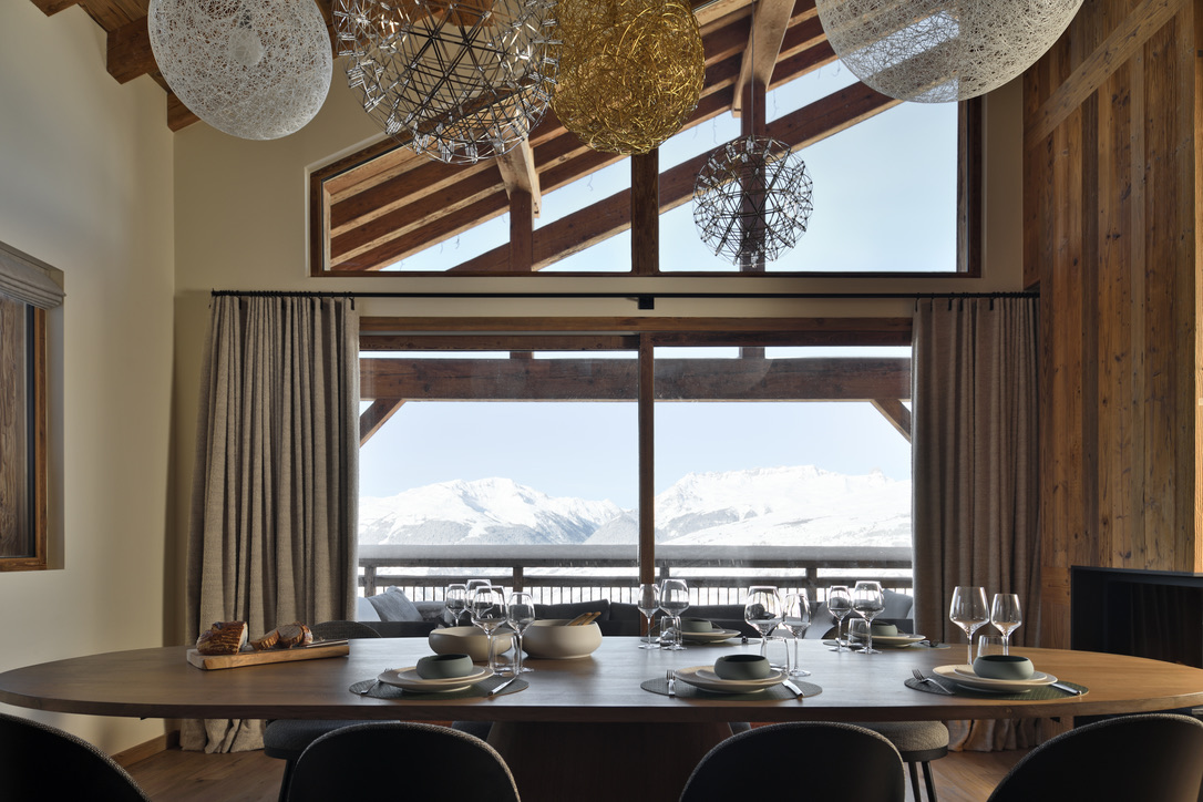 Salle à manger avec vue sur les montagnes enneigées d'Epicime Lodge