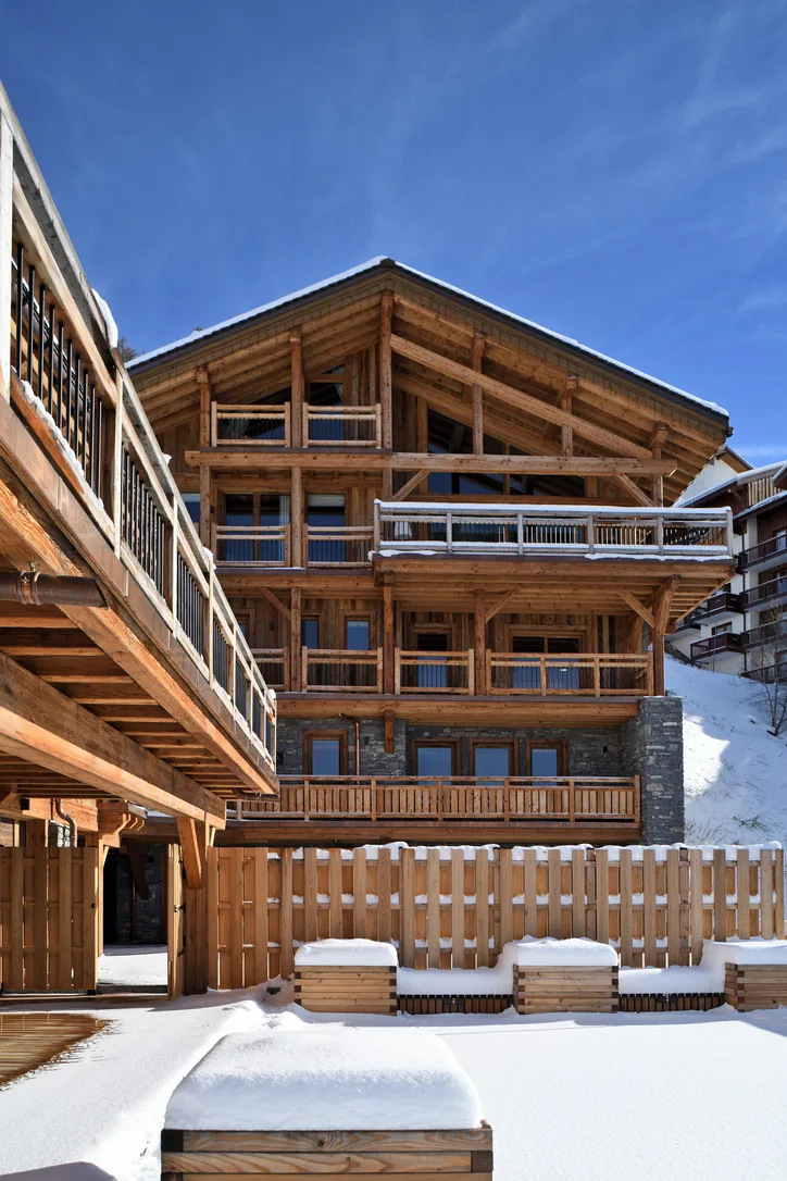 Façade du chalet sous la neige à Epicime Lodge, Peisey-Vallandry
