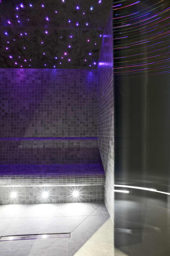 Hammam du spa Arcabulle en mosaïque de pierre, ciel étoilé de fibre optique et lumière violette